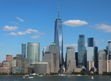 Yapılara ve sıfır noktasında çok yüksek binalara sahip çağdaş Manhattan şehir manzarası