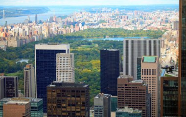 New York şehrinin modern gökdelenlerinin ve arka plandaki yeşil Central Park 'ın yüksek açılı görüntüsü