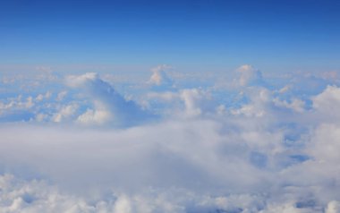 Gökyüzünden ve gök mavisi gökyüzünden görünen sayısız tüylü beyaz buhar.