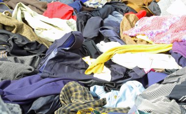 Bir sürü ikinci el giysi ve giysi kullanılmış eşya standına atıldı.