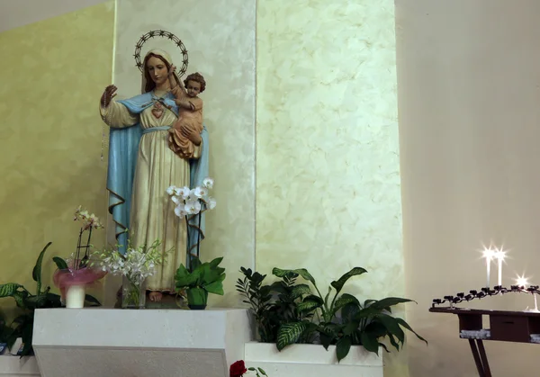 Bebek İsa ile madonna'nın eski ahşap heykel — Stok fotoğraf