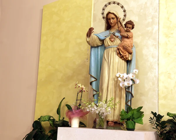 Antigua estatua de madera de la Virgen con el niño Jesús —  Fotos de Stock