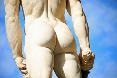 Floransa, FI, İtalya - 2 Mart 2025: Arkadan görülen antik heykelin poposunun ayrıntıları