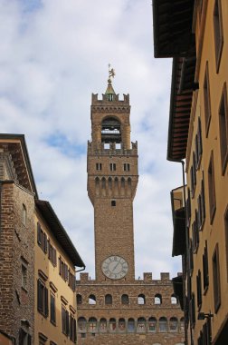 Floransa, FI, İtalya - 2 Mart 2025: Floransa manzarası tarihi kent merkezi Toskana İtalya 'daki eski sarayın saat kulesini gösteriyor