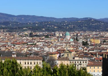 Floransa, FI, İtalya - 3 Mart 2025: Büyük kubbeli şehir ve sinagog manzarası