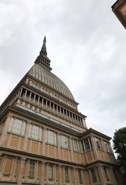 Torino, TO, İtalya - 2 Haziran 2025: Turin başkenti Piedmont 'un mol antonelliana sembolü olarak adlandırılan ikonik binanın alçak açılı görüntüsü