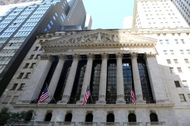 New York, New York, ABD - 22 Ağustos 2025: New York Borsası Sarayı ve ABD Bayrakları