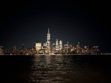 New York, New York, ABD - 22 Ağustos 2025: Manhattan gökdelenlerinin gece manzarası ve Hudson Nehri 'nin yansıması