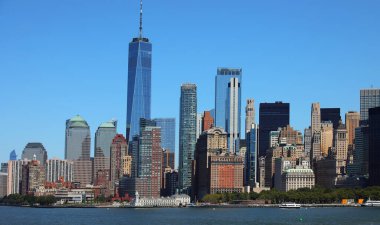 New York, New York, ABD - 22 Ağustos 2025: Manhattan, WTC ve Battery Park gökdelenlerinin gökdelenleri Atlantik okyanus sularındaki bir tekneden görüldü