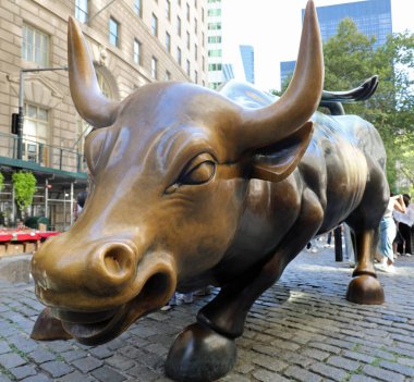 New York, New York, ABD - 22 Ağustos 2025: Wall Street ücret boğa heykeli önemli borsa kazanımlarını sembolize ediyor