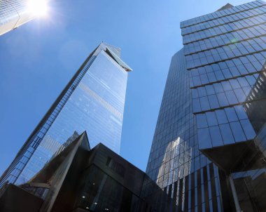 New York, New York, ABD - 25 Ağustos 2025: çok yüksek gökdelenin kenarından ve ikonik üçgen çıkıntılı terası