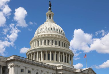 Washington, DC, ABD - 26 Ağustos 2025: Kongre binasının mavi gökyüzü ve beyaz bulutlu büyük kubbesinin dış görünüşü