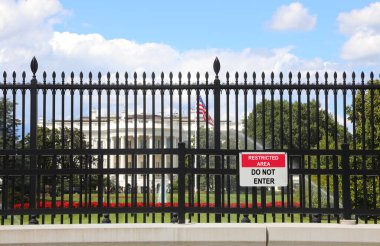 Washington, DC, ABD - 26 Ağustos 2025: Beyaz Saray 'ı koruyan demir parmaklıklar yasak bölgeye girilmediğini belirten bir uyarı işareti içeriyor.