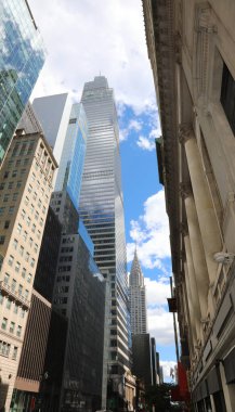 New York, New York, ABD - 27 Ağustos 2025: bir Vanderbilt zirvesi gökdeleni ve Manhattan şehir merkezindeki Chrysler binası