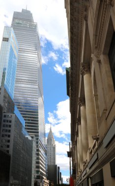 New York, New York, ABD - 27 Ağustos 2025: Vanderbilt zirvesi gökdeleni ve geniş New York Caddesi 'ndeki Chrysler binası