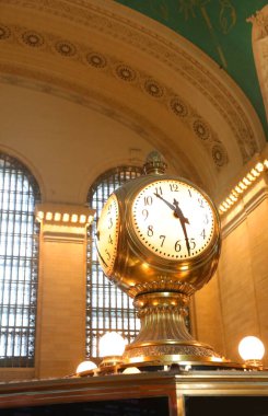 New York, New York, ABD - 27 Ağustos 2025: New York 'taki büyük merkez istasyon binasının büyük saati