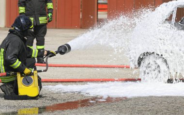 İtfaiyeci arabayı köpürten bir maddeyle söndürdü.