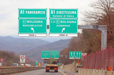 İtalyan yol sinyali kavşağı ve Floransa 'ya giden iki yol adı: direttissima ve variante di valico.