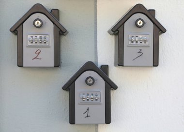 Kiralık daire anahtarları için üç kilit kutusu ve kapıyı açmak için dört basamaklı kombinasyon.