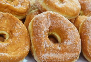 Çukur ve şekerli çörekler pastanelerde satılıyor. Kahvaltıda harika oluyor.