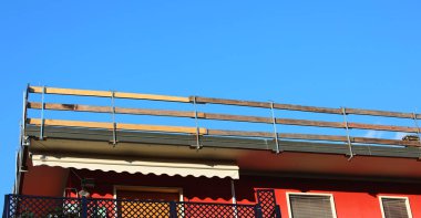 Tamirat sırasında düşme ihtimaline karşı çatıya ahşap tahtalar döşenmiş detaylı bariyer.