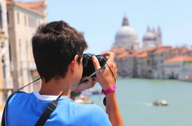 Genç fotoğrafçı Venedik, dijital kamerası ve arka planında büyük kanalı var.