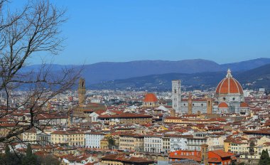Floransa İtalya manzaralı Palazzo vecchio giottos çan kulesi ve duomo ağaçlar arasındaki gökyüzüne hakim.