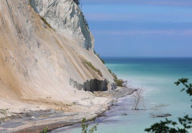 Eriyen kireçtaşı mineralleri ve denize bakan aşınmış kayalıklardan dolayı berrak sular baltık denizi.