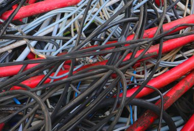 Geri dönüşümlü malzemelerin yeniden kullanılması için kullanılan ve toplanan arka plan eski bakır elektrik kabloları