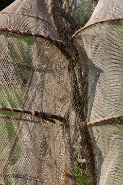 Balıkçılar tarafından hem denizde hem de nehirlerde kullanılan antika balıkçı ağları ve sepetleri.