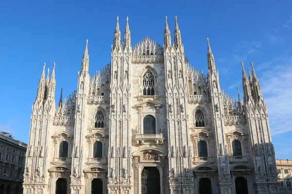 Milan İtalya 'daki Duomo di Milano Katedrali' nin etkileyici yüzü sayısız kule ve açık mavi gökyüzüne karşı süslü detaylarla karışık gotik mimari içeriyor.