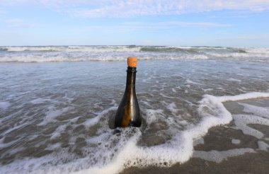 Plajda gizli bir mesaj ya da hazine haritası içeren bir mantarla kapatılmış cam şişe bulundu.
