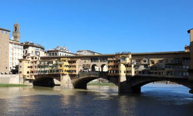 PONTE VECCHIO adı verilen uzun köprü, İtalya 'nın Toskana ve Arno Nehri' ndeki Floransa şehrindeki Eski Köprü anlamına geliyor.