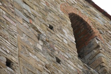 İtalya 'nın Floransa kentindeki antik kuleye hapsedilmiş BERTA adında bir kadın yüzlü efsanevi heykel.