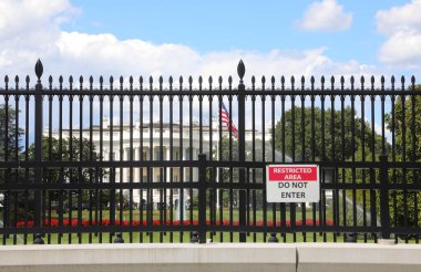 Washington, DC, ABD - 26 Ağustos 2025: koruma çiti ve Beyaz Saray parkının sınırına giriş yasağı