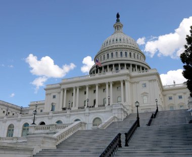 Washington, DC, ABD - 26 Ağustos 2025: Kongre binasının batı tarafı ve geniş merdiven manzarası