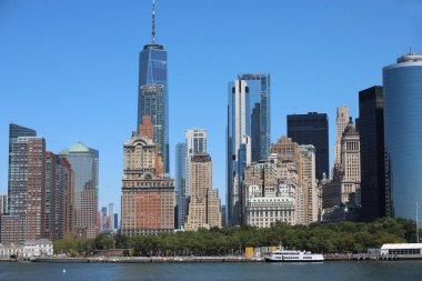 New York, New York, ABD - 22 Ağustos 2025: Bir Dünya Ticaret Merkezi olarak da adlandırılan özgürlük kulesi ve feribottan daha fazla gökdelen görüldü