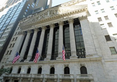 New York, New York, ABD - 22 Ağustos 2025: NYSE New York Borsası Dış ve ABD Bayrakları