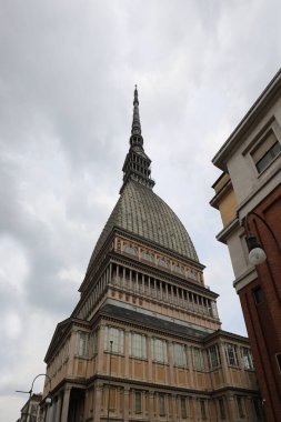 Torino, TO, İtalya - 2 Haziran 2025: Torino şehrinin mol antonelliana sembolü olarak adlandırılan ikonik binanın düşük açılı görüntüsü