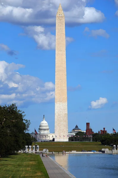 Washington, DC, ABD - 26 Ağustos 2025: sakin suya ve DC 'deki devasa kongre kubbesine yansıyan heykel