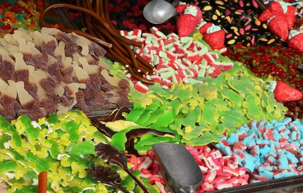 Molte caramelle zuccherate e gommose in vendita in bancarella di caramelle — Foto Stock