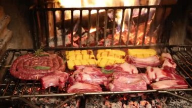 sığır eti ve domuz eti yangın kömürleri üzerinde pişmiş