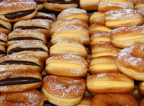 çörek krema ve çikolata ile