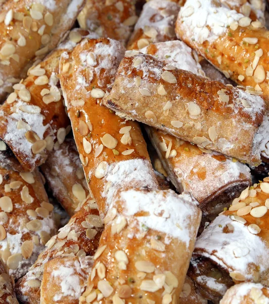 Many cookies and sugary pastries in the bakery — Stock Photo, Image