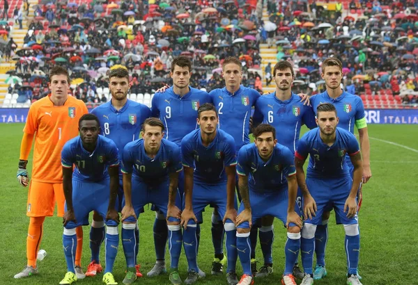 VICENZA, ITALY - October 13, 2015: UEFA Under-21 Championship , football match Italy vs  and Republic of Ireland at Romeo Menti Stadium. — Stock Photo, Image