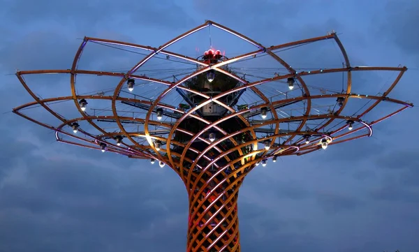 Milán, Italia - 8 de septiembre de 2015. Expo Árbol de la Vida por la noche — Foto de Stock