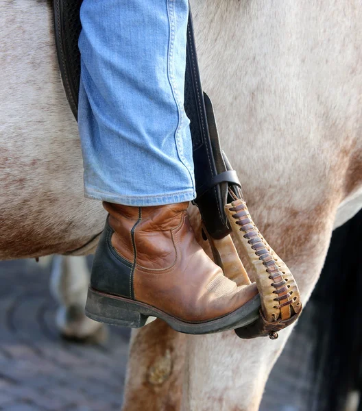 Cowboy foten i stigbygeln av hästen — Stockfoto