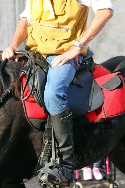 Bota de cowboy no estribo do cavalo durante o passeio — Fotografia de Stock