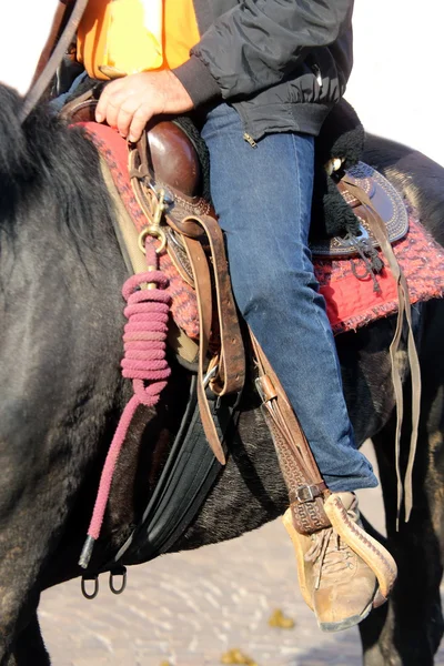 Cowboyfuß im Steigbügel des Pferdes — Stockfoto