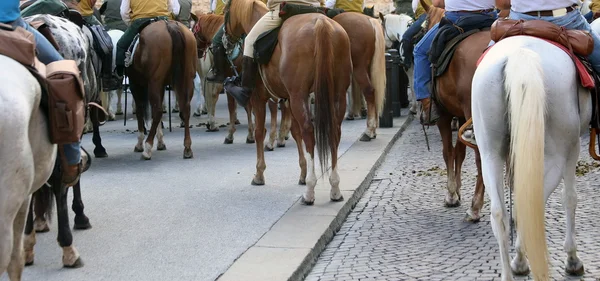 Grupo de cavalos com cowboys — Fotografia de Stock
